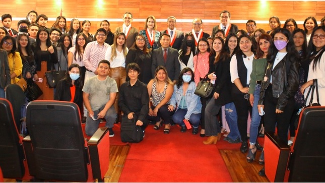 Reunión de magistrados con estudiantes universitarios en Trujillo.