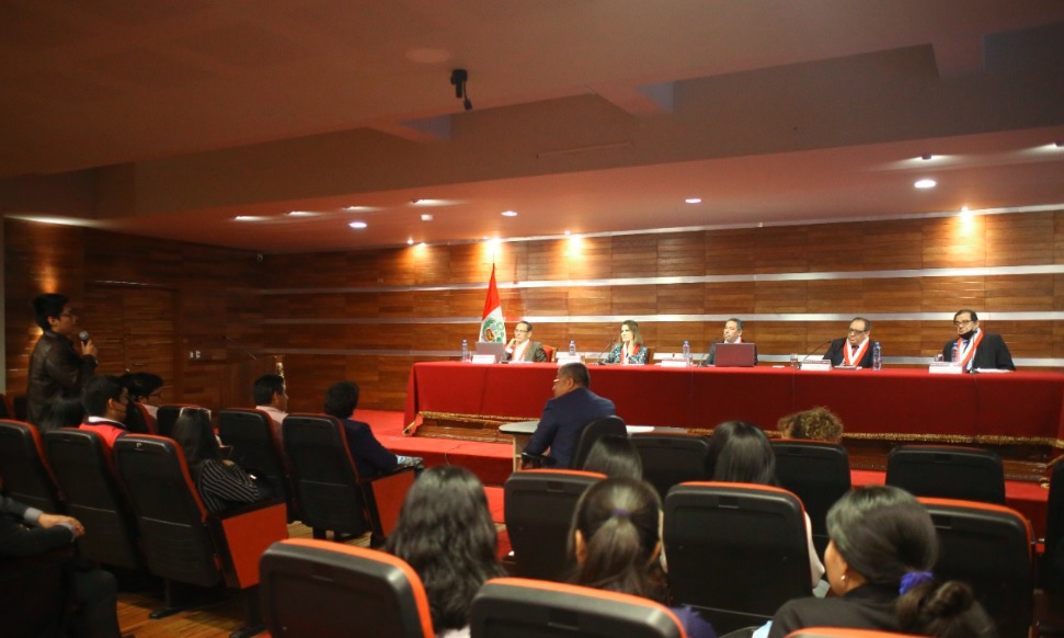 Reunión de magistrados con estudiantes universitarios en Trujillo.