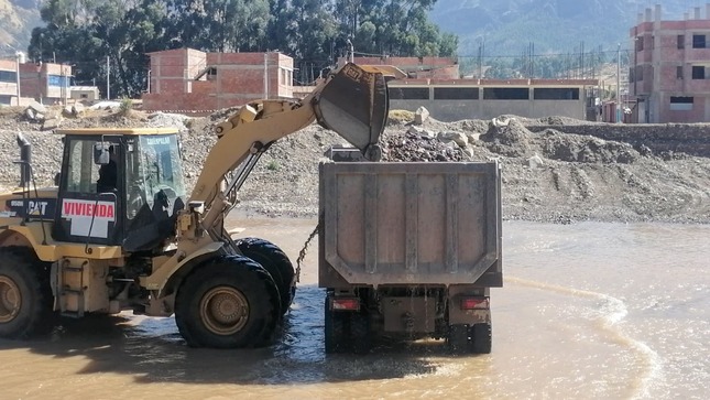 Maquinaria pesada trabajando en cauce  del río Vilcanota