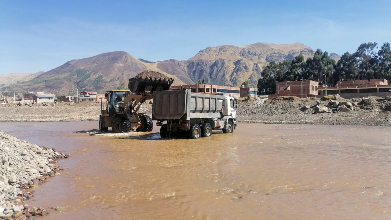 Maquinaria pesada trabajando en cauce  del río Vilcanota