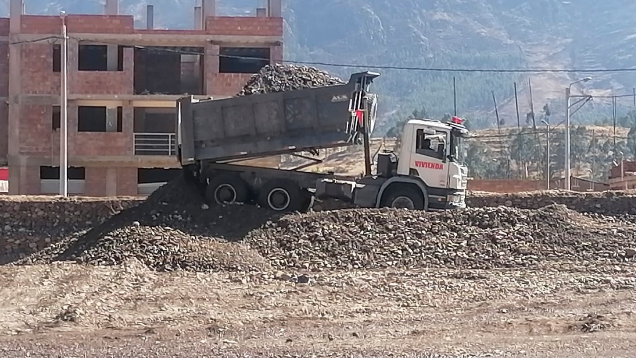 Maquinaria pesada trabajando en cauce  del río Vilcanota