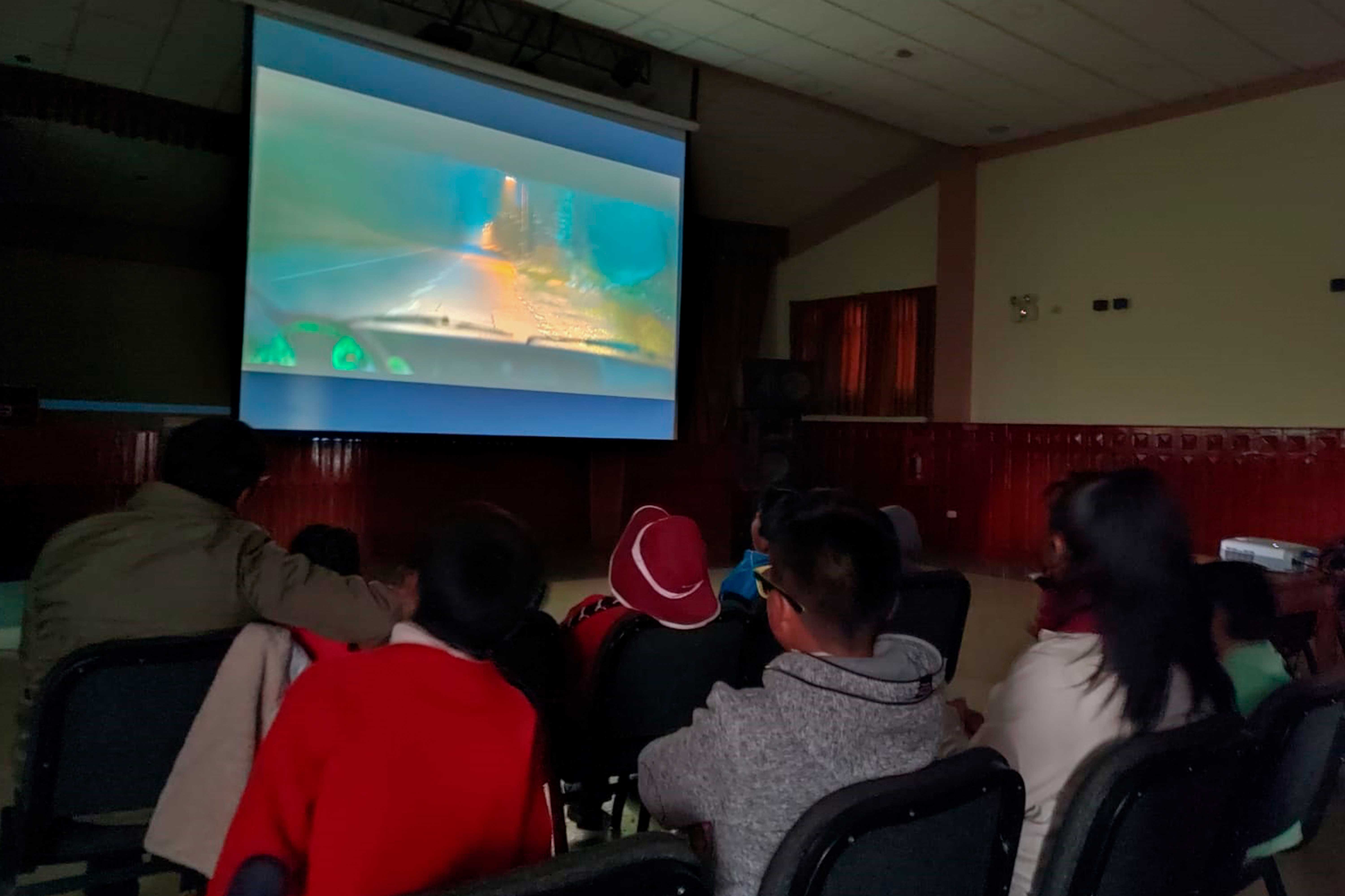 Participación de niños y adultos del cinema ambiental. Foto 1