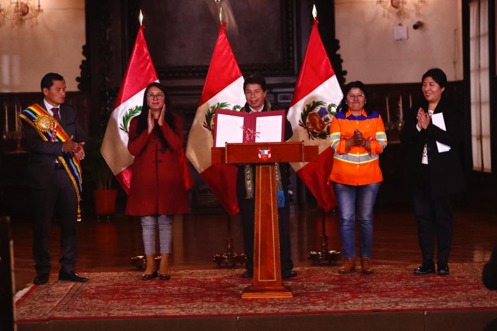 Ministra de Cultura participó de la promulgación de la autógrafa de la Ley que declara a Manko Inka como precursor y héroe nacional