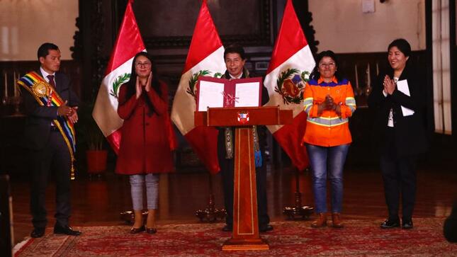 Ministra de Cultura participó de la promulgación de la autógrafa de la Ley que declara a Manko Inka como precursor y héroe nacional