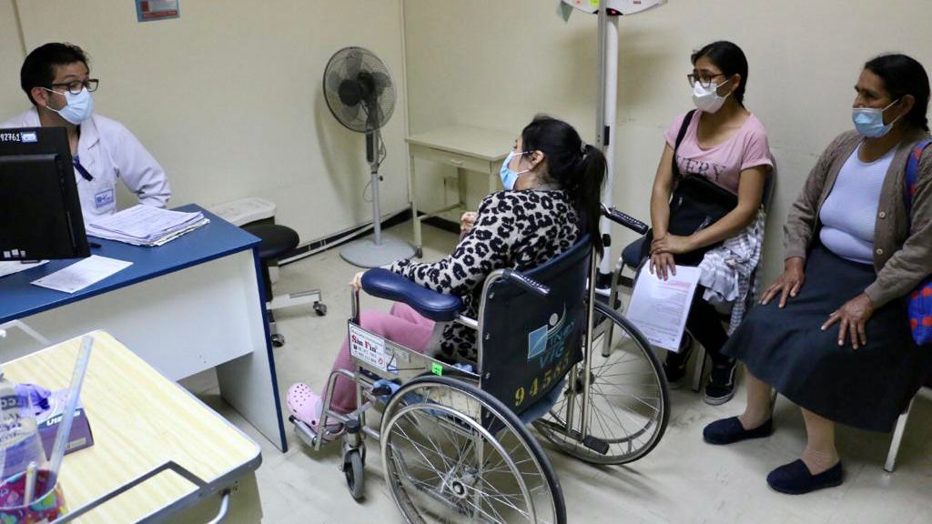 Ministra de salud, Kelly Portalatino acompañó al INEN a joven paciente oncológica que necesita urgente atención médica