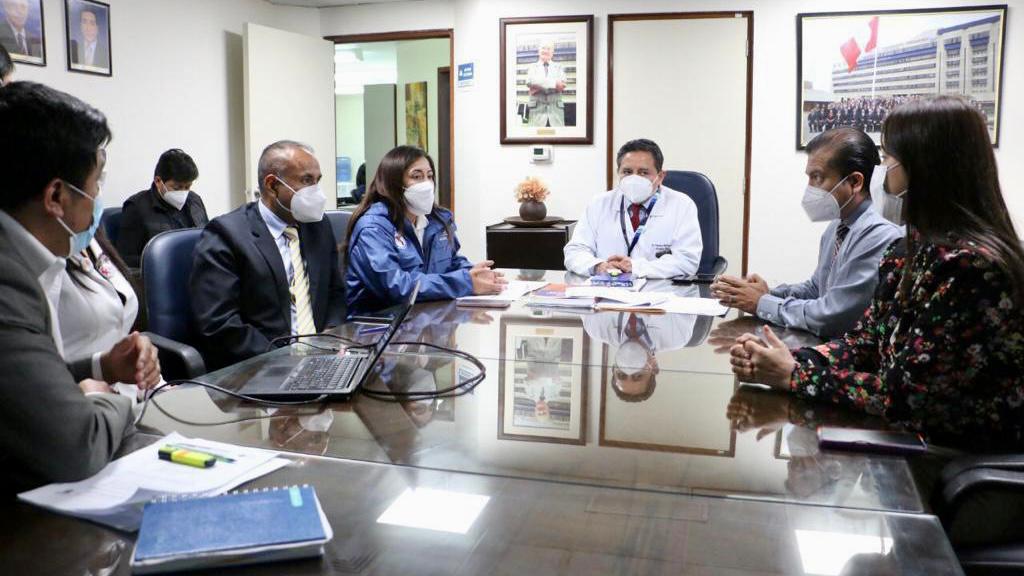Ministra de salud, Kelly Portalatino acompañó al INEN a joven paciente oncológica que necesita urgente atención médica