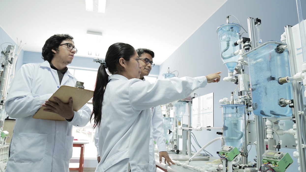 Jóvenes en laboratorio de la UNI