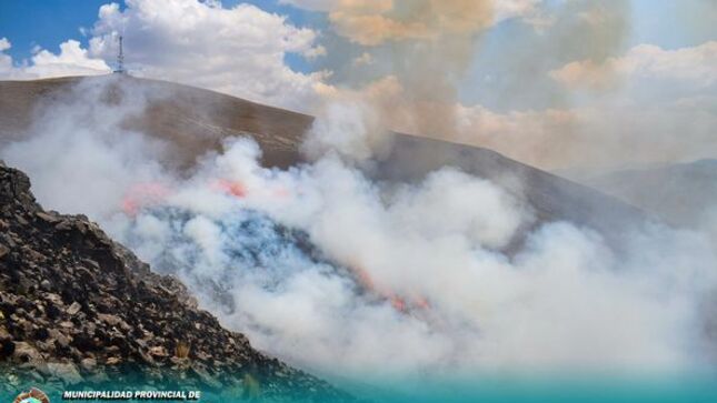 AUTORIDADES Y FUNCIONARIOS DE LA MUNICIPALIDAD PROVINCIAL DE CHUMBIVILCAS JUNTAMENTE CON NUESTROS HERMANOS DE LA COMUNIDAD PFULLPURI PUENTE CCOYO - USCAMARCA ACUDIERON A SOFOCAR UN NUEVO INCENDIO FORESTAL SUSCITADO EN EL SECTOR DE Q' UENQO
