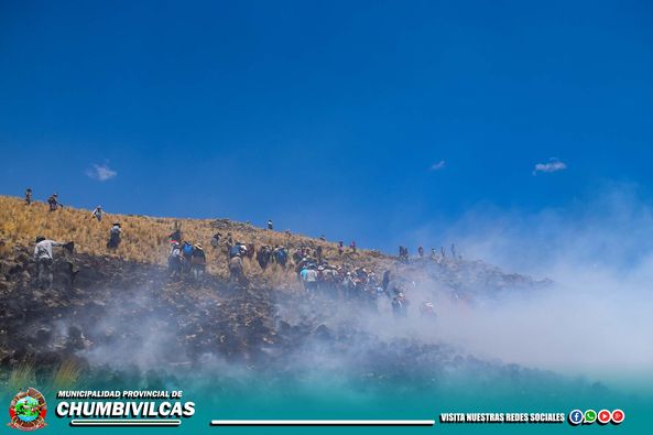 AUTORIDADES Y FUNCIONARIOS DE LA MUNICIPALIDAD PROVINCIAL DE CHUMBIVILCAS JUNTAMENTE CON NUESTROS HERMANOS DE LA COMUNIDAD PFULLPURI PUENTE CCOYO - USCAMARCA ACUDIERON A SOFOCAR UN NUEVO INCENDIO FORESTAL SUSCITADO EN EL SECTOR DE Q' UENQO
