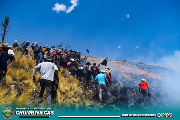AUTORIDADES Y FUNCIONARIOS DE LA MUNICIPALIDAD PROVINCIAL DE CHUMBIVILCAS JUNTAMENTE CON NUESTROS HERMANOS DE LA COMUNIDAD PFULLPURI PUENTE CCOYO - USCAMARCA ACUDIERON A SOFOCAR UN NUEVO INCENDIO FORESTAL SUSCITADO EN EL SECTOR DE Q' UENQO