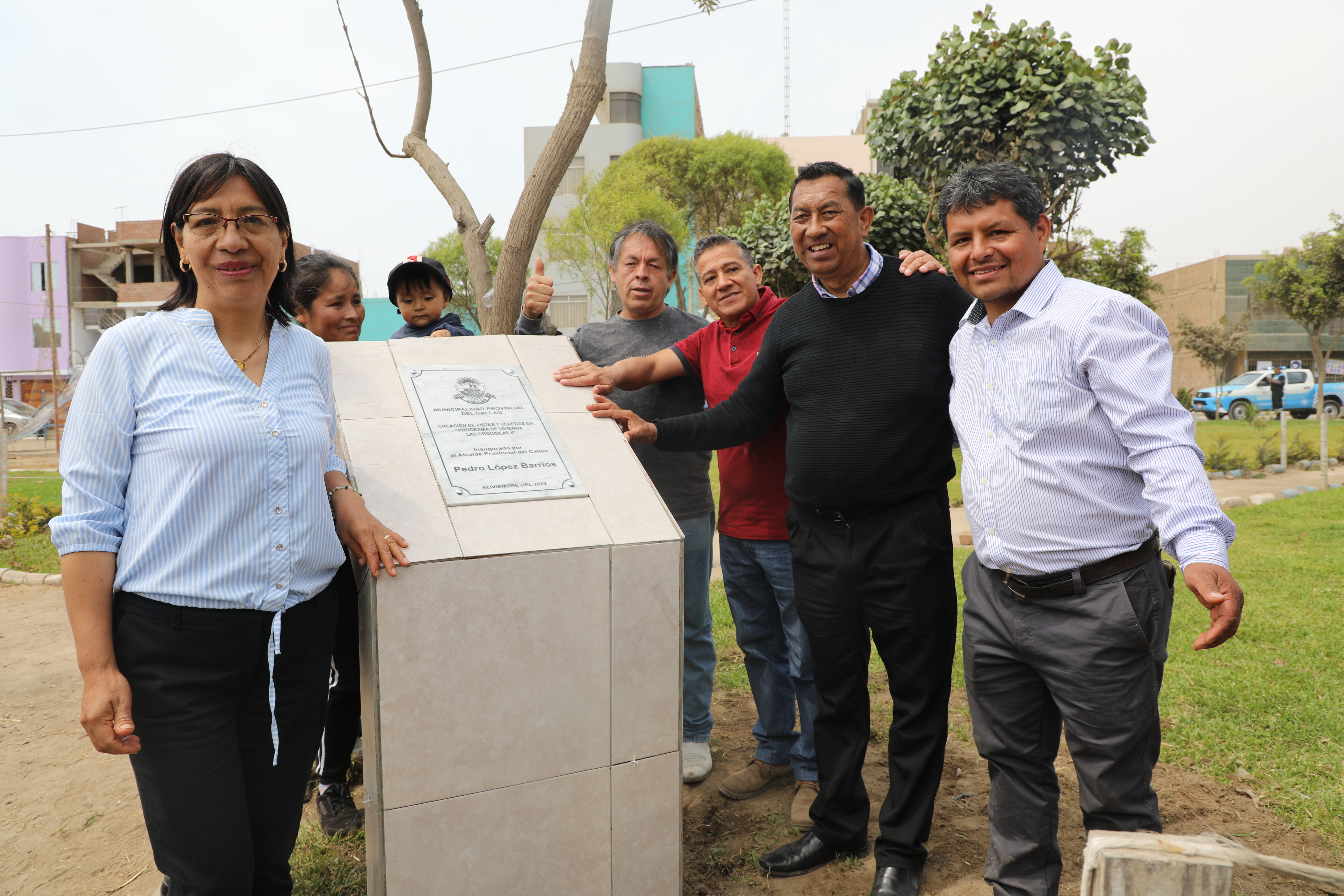 Alcalde y  vecinos de Las Orquídeas II  en Oquendo inauguran pistas y veredas