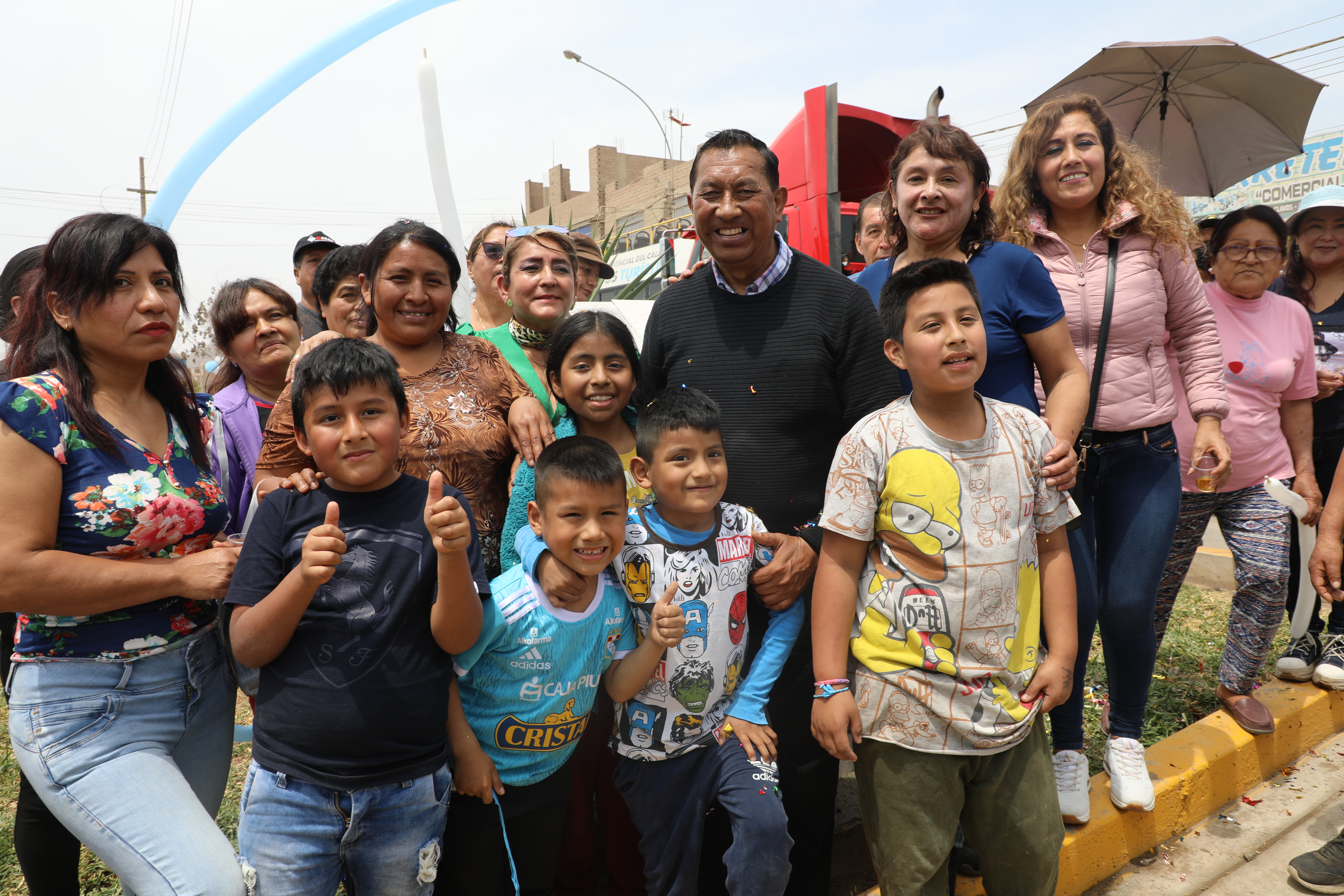Vecinos emocionados durante inauguración de pistas y veredas en Oquendo