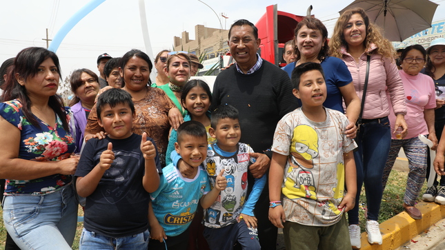 Vecinos emocionados durante inauguración de pistas y veredas en Oquendo