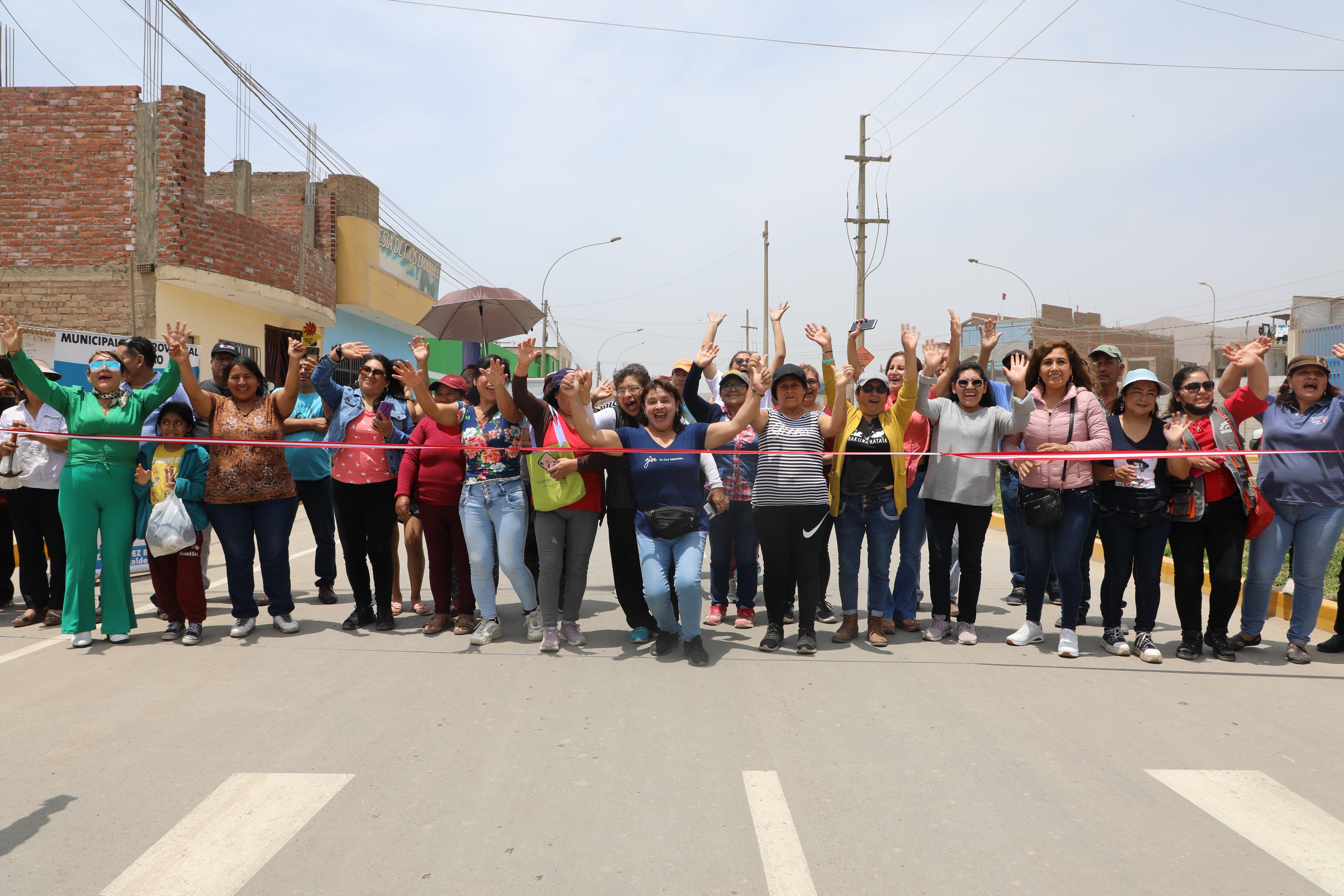 Vecinos emocionados durante inauguración de pistas y veredas en Oquendo