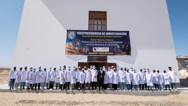 Elaboran vino y cerveza artesanal en la Universidad Nacional de Frontera 