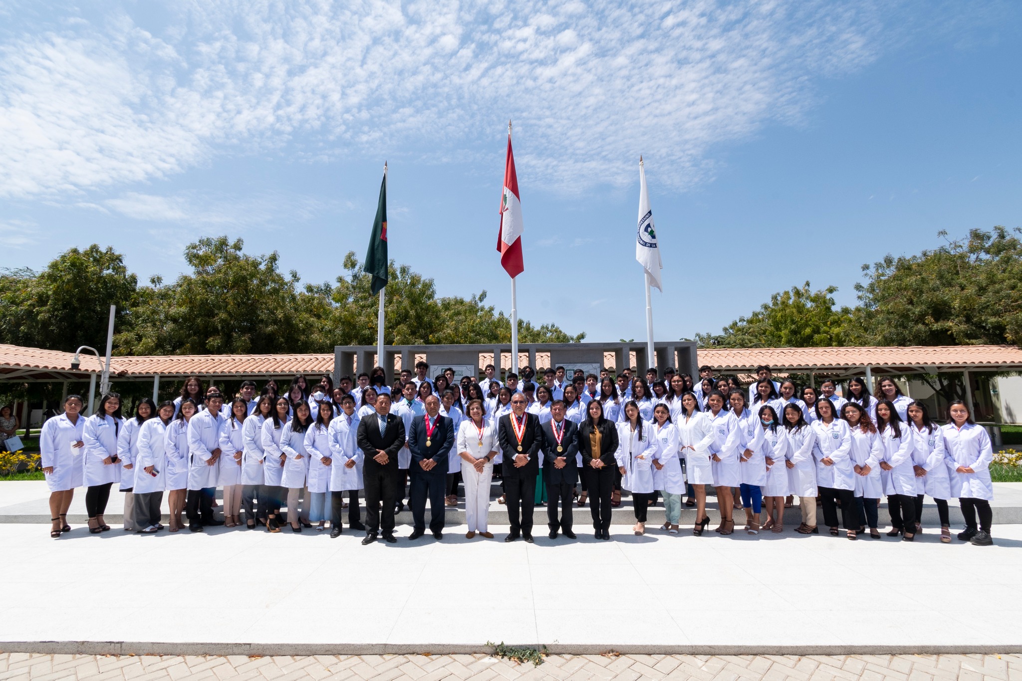 Imponen mandiles a ingresantes de la Facultad de Ingeniería de Industrias Alimentarias y Biotecnología de la UNF