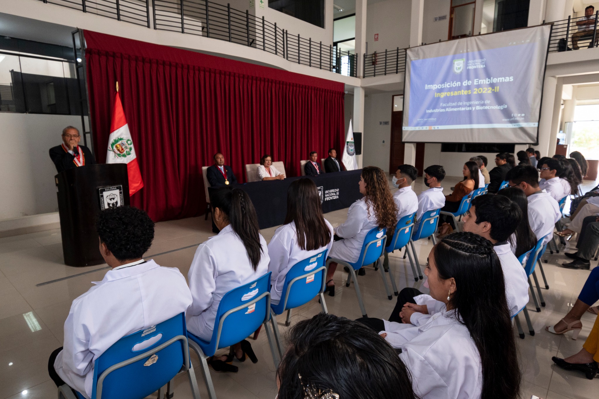 Imponen mandiles a ingresantes de la Facultad de Ingeniería de Industrias Alimentarias y Biotecnología de la UNF