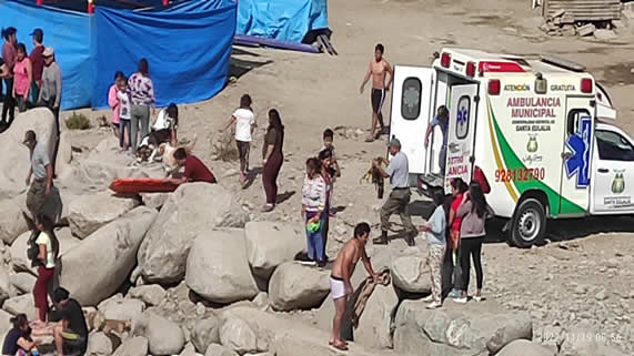 Gracias a la rápida acción de los vecinos del anexo de Julio C. Tello. quienes al ver esta emergencia llamaron a la central de Serenazgo a pedir ayuda para el rescate de un joven quien se encontraba atrapado en el medio del Río Rímac.