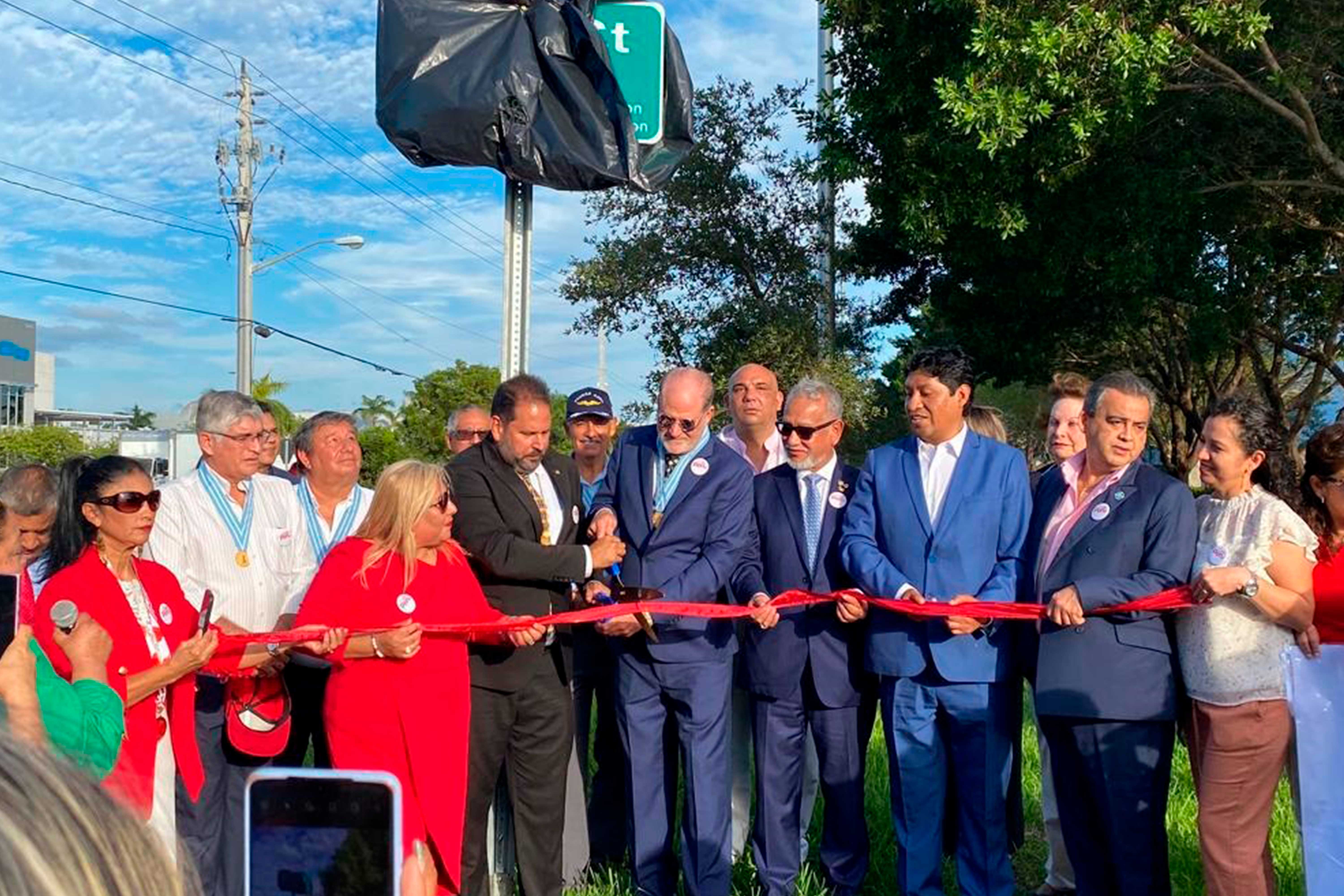 Alcalde provincial participa de inauguración de calle Perú en Miami. Foto 2