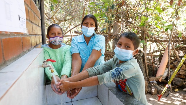 Niños lavándose las manos.