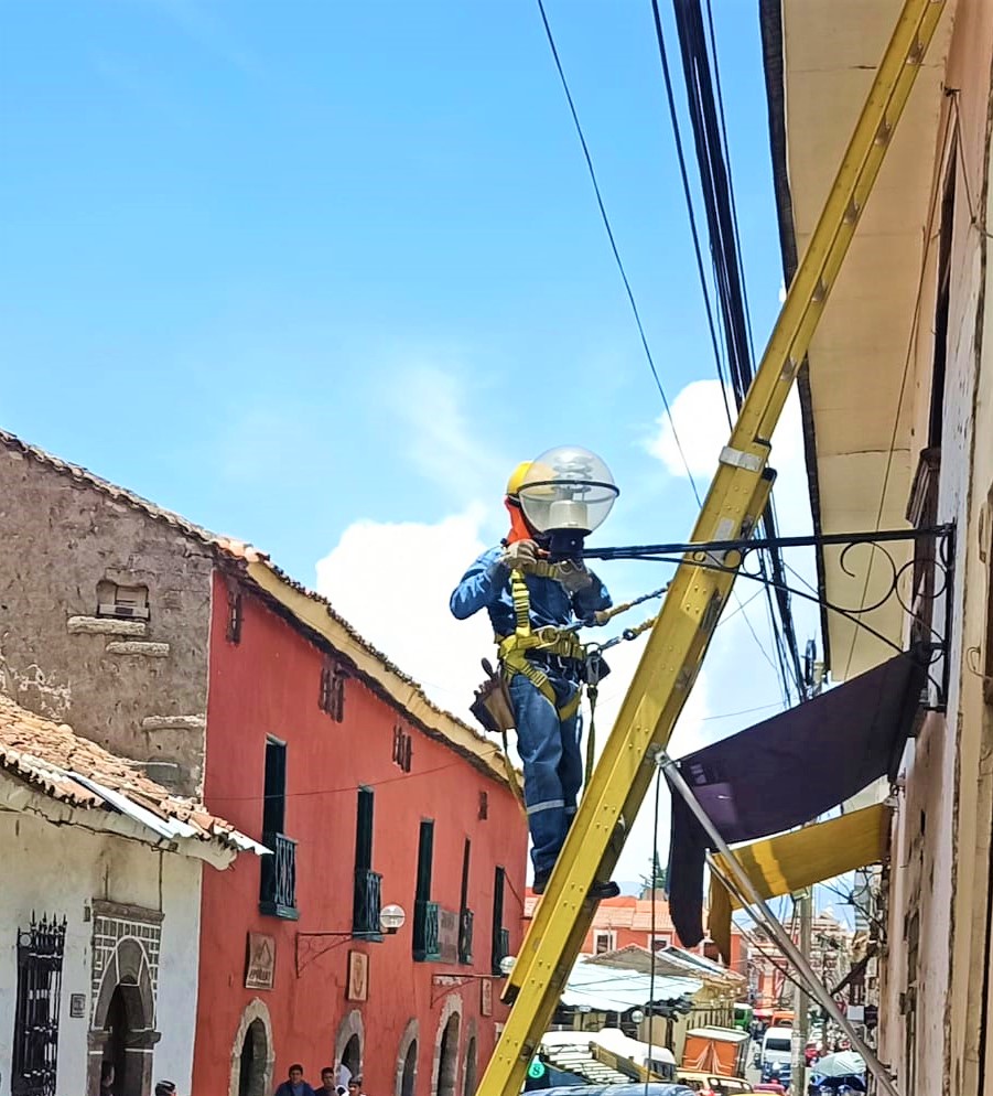 Continúa la modernización del alumbrado público para mejorar la
imagen de nuestra ciudad