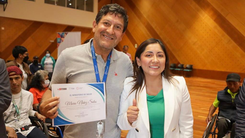Ministra Kelly Portalatino reconoce a deportistas con discapacidad por su aporte a la salud pública