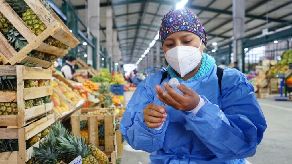 Más de 2 mil personas fueron inmunizadas contra la covid19 en gran maratón de vacunación en mercados de abastos de Lima este