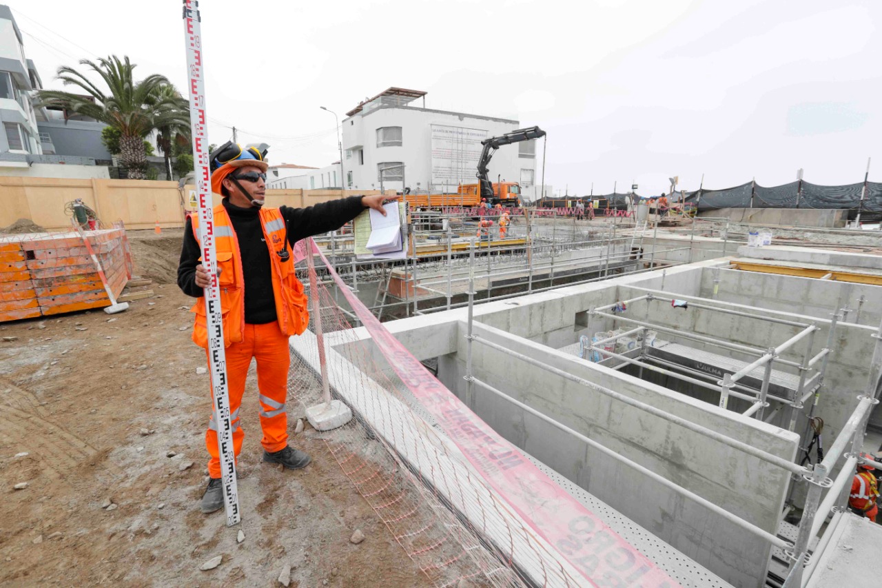 Especialista inspecciona obra