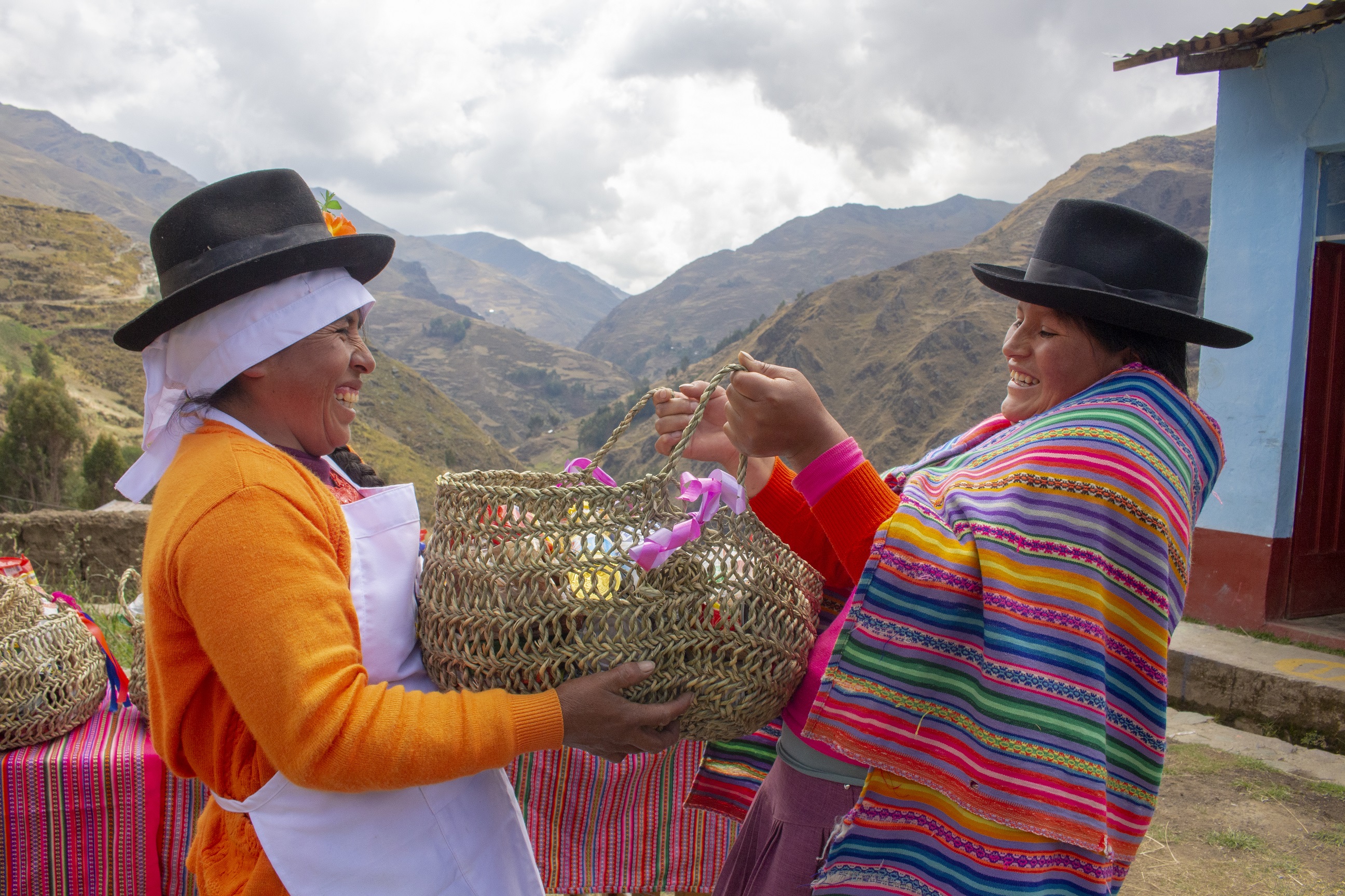 En Huánuco elaboran cestas ecológicas