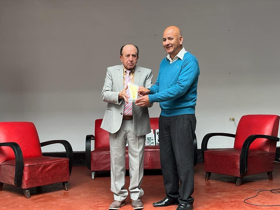 Escritor chachapoyano Hebert Reina es reconocido en el marco de La Feria del Libro Amazónico