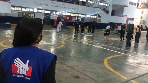 Niños jugando en colegio