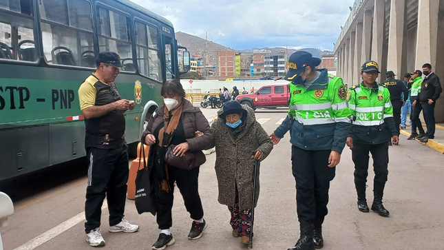 Cusco: buses de la PNP trasladan a turistas nacionales y extranjeros por paro de transportistas