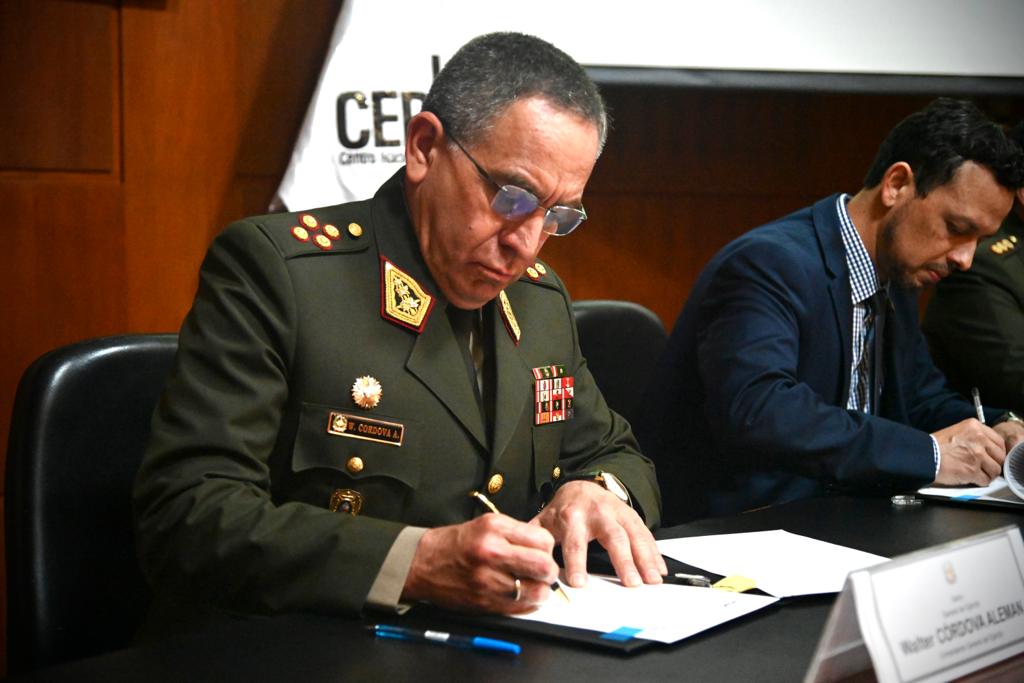 firma el comandante general del Ejército, General Walter Cordova Alemán