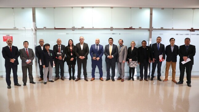 Ministro Alejandro Salas con representantes de EsSalud