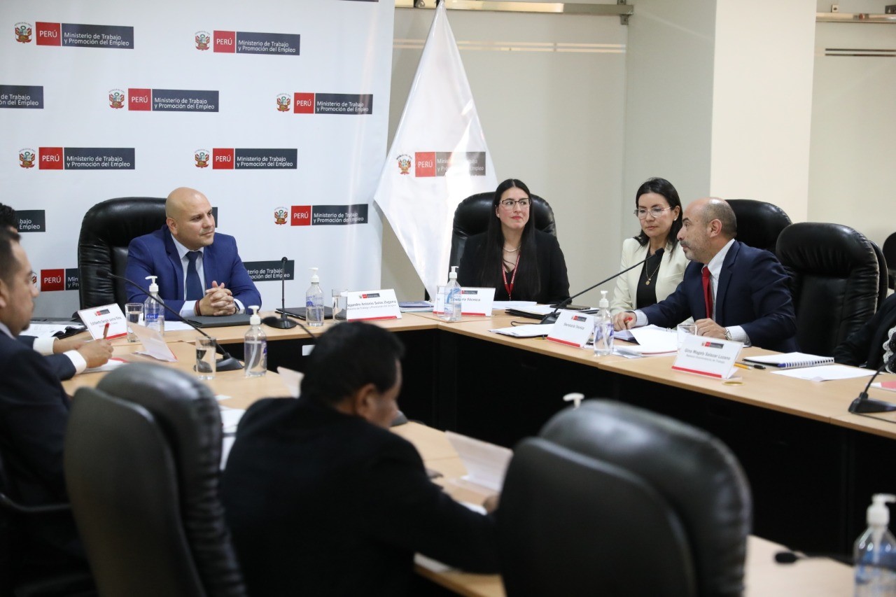 Ministro Alejandro Salas con representantes de EsSalud