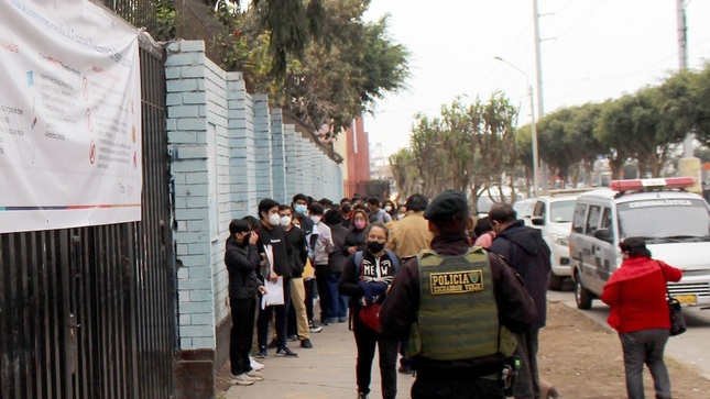 Postulantes aptos esperando ingresar a su local para dar el Examen Nacional de Preselección.