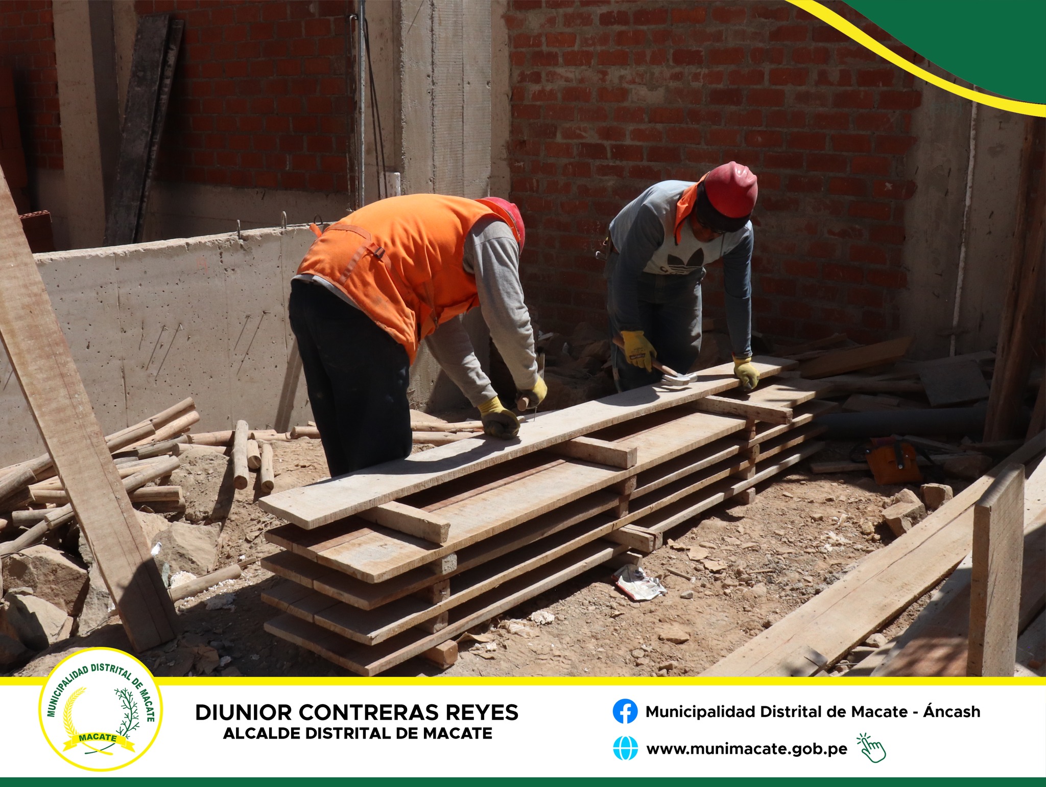 Obreros trabajando en el centro educativo