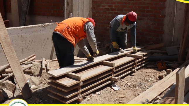 Obreros trabajando en el centro educativo