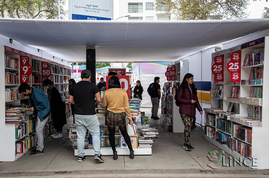 La Municipalidad de Lince impulsa la Feria del libro “Lince Lee en el Parque del Bombero entre el viernes 07 y domingo 16 de octubre. El ingreso al evento cultural es completamente gratuito.
Durante la feria, los asistentes tendrán la oportunidad de participar en diversas actividades culturales, pensadas para grandes y pequeños, como conversatorios, presentaciones de libros, talleres y proyecciones. Además, se debe destacar que habrá grandes descuentos para beneficio de los vecinos linceños.
Este espacio tiene como objetivo promover la lectura y cultura en la comunidad y contribuir con la reactivación de este sector editorial. Estará abierto al público en general de 11:00 am. a 10:00 pm.