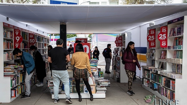 La Municipalidad de Lince impulsa la Feria del libro “Lince Lee en el Parque del Bombero entre el viernes 07 y domingo 16 de octubre. El ingreso al evento cultural es completamente gratuito.
 
Durante la feria, los asistentes tendrán la oportunidad de participar en diversas actividades culturales, pensadas para grandes y pequeños, como conversatorios, presentaciones de libros, talleres y proyecciones. Además, se debe destacar que habrá grandes descuentos para beneficio de los vecinos linceños.
 
Este espacio  tiene como objetivo promover la lectura y cultura en la comunidad y contribuir con la reactivación de este sector editorial. Estará abierto al público en general de 11:00 am. a 10:00 pm.