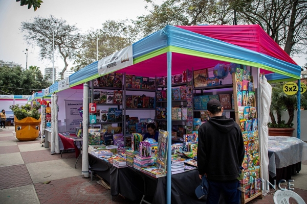 La Municipalidad de Lince impulsa la Feria del libro “Lince Lee en el Parque del Bombero entre el viernes 07 y domingo 16 de octubre. El ingreso al evento cultural es completamente gratuito.
Durante la feria, los asistentes tendrán la oportunidad de participar en diversas actividades culturales, pensadas para grandes y pequeños, como conversatorios, presentaciones de libros, talleres y proyecciones. Además, se debe destacar que habrá grandes descuentos para beneficio de los vecinos linceños.
Este espacio tiene como objetivo promover la lectura y cultura en la comunidad y contribuir con la reactivación de este sector editorial. Estará abierto al público en general de 11:00 am. a 10:00 pm.