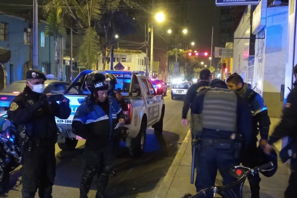 Tras una tensa persecución, serenos de la Municipalidad de Lince lograron capturar a un sujeto que había robado una bicicleta del interior de una vivienda ubicada en la intersección de las avenidas Julio C. Tello y Almirante Guisse.
Según fuentes policiales, el sujeto puso resistencia durante la intervención y negó los hechos imputados. Sin embargo, los agentes del orden procedieron a revisar sus pertenencias y hallaron en su poder una cizalla, herramienta utilizada frecuentemente por los delincuentes para cortar las cadenas de las bicicletas y lograr su objetivo.
Esta importante captura fue posible con el apoyo del Escuadrón Verde de la Policía Nacional del Perú (PNP). El detenido fue puesto a disposición de la comisaría de Lince para establecer su responsabilidad.