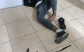 Tras una tensa persecución, serenos de la Municipalidad de Lince lograron capturar a un sujeto que había robado una bicicleta del interior de una vivienda ubicada en la intersección de las avenidas Julio C. Tello y Almirante Guisse.
Según fuentes policiales, el sujeto puso resistencia durante la intervención y negó los hechos imputados. Sin embargo, los agentes del orden procedieron a revisar sus pertenencias y hallaron en su poder una cizalla, herramienta utilizada frecuentemente por los delincuentes para cortar las cadenas de las bicicletas y lograr su objetivo.
Esta importante captura fue posible con el apoyo del Escuadrón Verde de la Policía Nacional del Perú (PNP). El detenido fue puesto a disposición de la comisaría de Lince para establecer su responsabilidad.