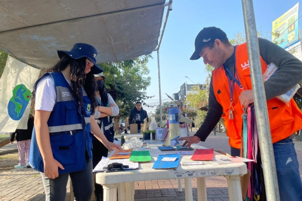 La Municipalidad de Lince, a través de la Gerencia de Gestión Ambiental, impulso la campaña denominada “TECNORECICLA RAEE 2022”, en el boulevard Lazo, que consistió en reciclar todos aquellos aparatos dañados, descartados u obsoletos que consumen electricidad y que ya no son utilizados.
El objetivo es concientizar a la ciudadanía con respecto a estos residuos que necesitan un tratamiento y manipulación adecuada. Dicha iniciativa ambiental contó con el apoyo de: Entel, Bio Huertos, RLG y Ciudad Saludable.
Cabe resaltar que, como parte de las estrategias de reciclaje para reducir el impacto al medio ambiente, el municipio a través del programa Lince Educca ha instalado diversos centros de acopio especializados, donde se pueden dejar estos objetos eléctricos y/o electrónicos.
Recuerda, todos tenemos responsabilidad con nuestro planeta.
¡Lince respira limpio!