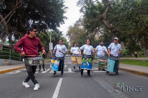 La Municipalidad de Lince y el Servicio Nacional de Áreas Naturales Protegidas por el Estado (SERNANP) se unieron en un colorido pasacalle para sensibilizar a la comunidad sobre la importancia de las áreas naturales protegidas del país.
Esta actividad, organizada como parte de las acciones de sensibilización que el organismo gubernamental realiza en el distrito, tuvo como objetivo crear conciencia y promover valores en temas ambientales entre los ciudadanos, a fin de que protejan y conserven el medio ambiente.
La Municipalidad de Lince reitera su compromiso de sensibilizar a la población y de estimular la participación ciudadana en el desarrollo sostenible.