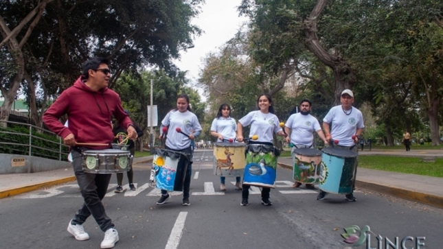 La Municipalidad de Lince y el Servicio Nacional de Áreas Naturales Protegidas por el Estado (SERNANP) se unieron en un colorido pasacalle para sensibilizar a la comunidad sobre la importancia de las áreas naturales protegidas del país.
 
Esta actividad, organizada como parte de las acciones de sensibilización que el organismo gubernamental realiza en el distrito, tuvo como objetivo crear conciencia y promover valores en temas ambientales entre los ciudadanos, a fin de que protejan y conserven el medio ambiente.
 
La Municipalidad de Lince reitera su compromiso de sensibilizar a la población y de estimular la participación ciudadana en el desarrollo sostenible.