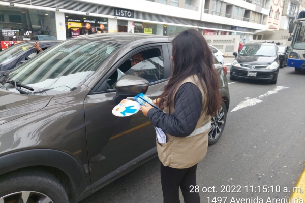 Con el objetivo de orientar a los conductores de taxis, buses y vehículos particulares sobre los perjuicios a la salud ocasionados por el uso excesivo del claxon, la Gerencia de Gestión Ambiental viene impulsado la campaña "Alto al Bocinazo" en la avenida Arequipa.
Durante la jornada se brindó información al público sobre los problemas que origina la contaminación sonora, por ejemplo casos de estrés, pérdida auditiva, daños al sistema nervioso y complicaciones cardiovasculares.
Para ello los especialistas de la Gerencia de Gestión Ambiental de la comuna, indicaron que es importante sumar en este esfuerzo a las empresas de transporte público para adoptar compromisos que resuelvan la problemática de la contaminación sonora de nuestra ciudad, debido a que el 80% del ruido ambiental de la ciudad procede del parque automotor.