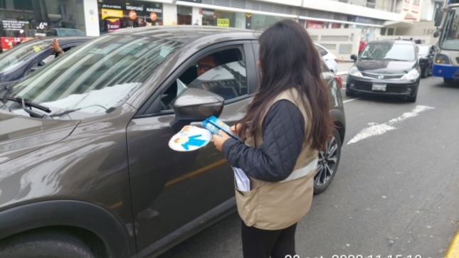 Con el objetivo de orientar a los conductores de taxis, buses y vehículos particulares sobre los perjuicios a la salud ocasionados por el uso excesivo del claxon, la Gerencia de Gestión Ambiental viene impulsado la campaña "Alto al Bocinazo" en la avenida Arequipa.

Durante la jornada se brindó información al público sobre los problemas que origina la contaminación sonora, por ejemplo casos de estrés, pérdida auditiva, daños al sistema nervioso y complicaciones cardiovasculares.

Para ello los especialistas de la Gerencia de Gestión Ambiental de la comuna, indicaron que es importante sumar en este esfuerzo a las empresas de transporte público para adoptar compromisos que resuelvan la problemática de la contaminación sonora de nuestra ciudad, debido a que el 80% del ruido ambiental de la ciudad procede del parque automotor.