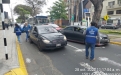 Con el objetivo de orientar a los conductores de taxis, buses y vehículos particulares sobre los perjuicios a la salud ocasionados por el uso excesivo del claxon, la Gerencia de Gestión Ambiental viene impulsado la campaña "Alto al Bocinazo" en la avenida Arequipa.
Durante la jornada se brindó información al público sobre los problemas que origina la contaminación sonora, por ejemplo casos de estrés, pérdida auditiva, daños al sistema nervioso y complicaciones cardiovasculares.
Para ello los especialistas de la Gerencia de Gestión Ambiental de la comuna, indicaron que es importante sumar en este esfuerzo a las empresas de transporte público para adoptar compromisos que resuelvan la problemática de la contaminación sonora de nuestra ciudad, debido a que el 80% del ruido ambiental de la ciudad procede del parque automotor.