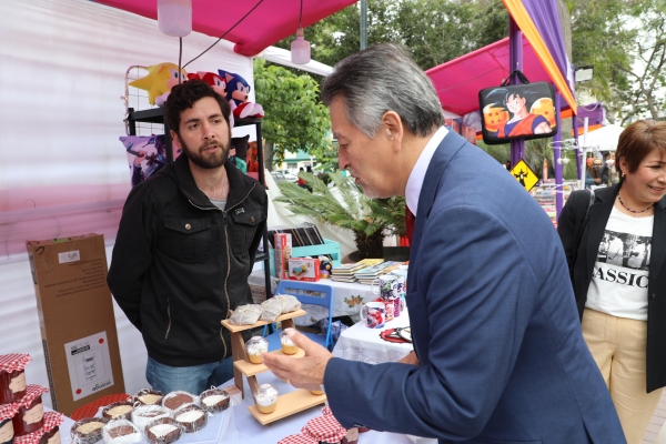 La feria “Reactiva Lince” se ha convertido en una verdadera alternativa para encontrar una gran variedad de productos a los mejores precios. Esta mañana la Municipalidad de Lince inauguró la primera edición de esta feria que va del 27 de octubre al 01 de noviembre en el parque del Bombero.
.
Esta iniciativa contará con más de 30 expositores y tiene como objetivo mitigar la informalidad y promover el desarrollo de los comerciantes.
La feria emprendedora estará abierto al público en general de 11:00 am. a 10:00 pm.